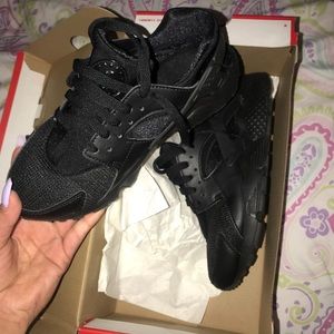 black nike huaraches